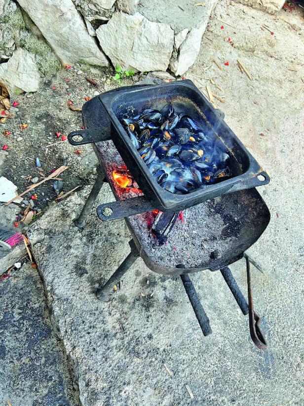 Miesmuscheln, am Grill zubereitet.