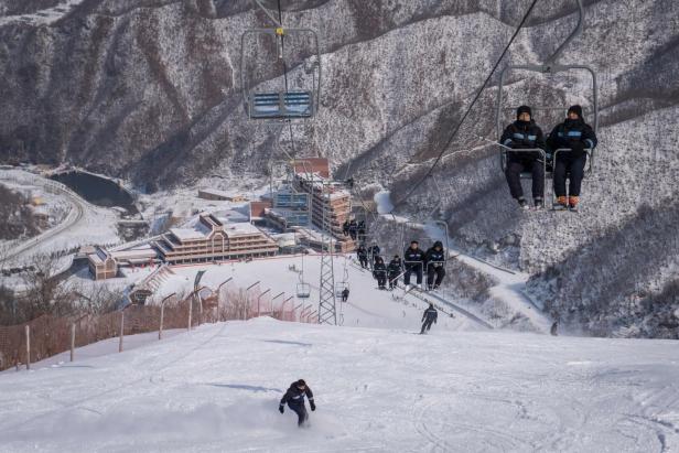 Wenige Skifahrer auf der Piste in Nordkorea.