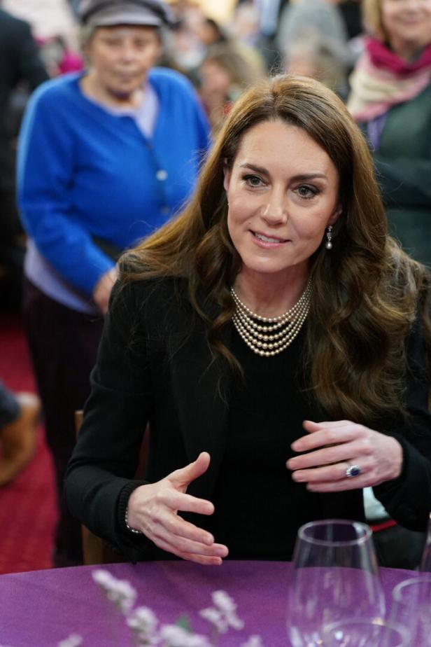Prinzessin Kate trägt eine Perlenkette und einen schwarzen Blazer.