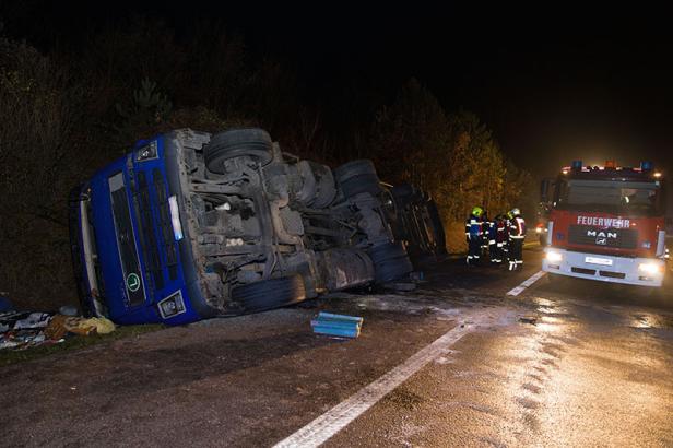 Tanklastzug mit 25 Tonnen Palmöl auf A21 verunfallt