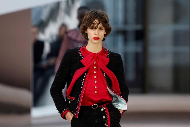 Model auf dem Laufsteg bei der Chanel Fashion-Show in Paris.