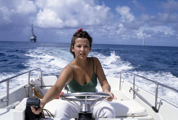 Sophie Marceau steuert ein Boot auf dem Meer.