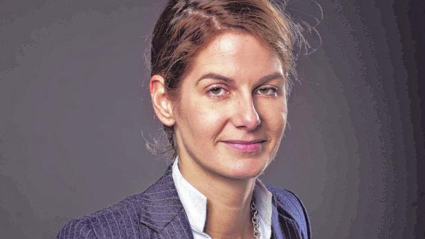 Tanit Koch Porträt einer Frau mit braunen Haaren und einem gestreiften Blazer.