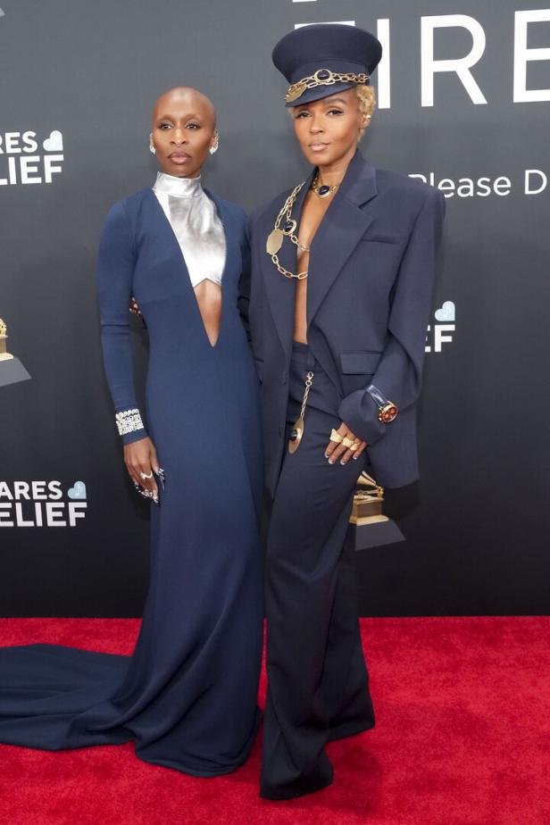 Cynthia Erivo und Janelle Monáe posieren auf dem roten Teppich.