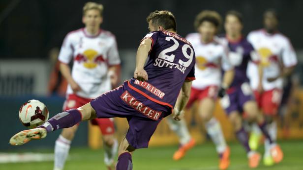 Ein Fußballspieler mit der Nummer 29 schießt den Ball.