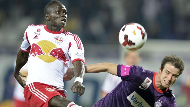 Sadio Mané im Spiel gegen einen Verteidiger.
