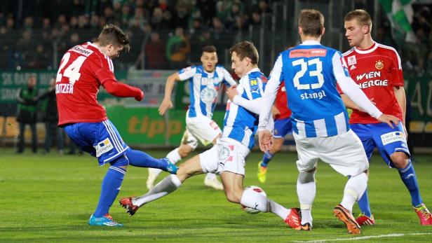 Fußballspieler im Zweikampf während eines Spiels.