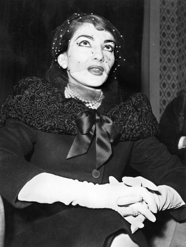 Maria Callas mit Schleier, Pelzkragen und Handschuhen, den Blick nach oben gerichtet.
