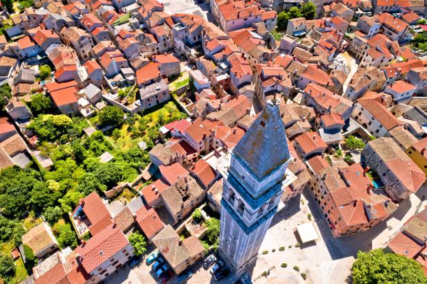Luftaufnahme von Vrsar, Kroatien, mit dem markanten Glockenturm der Kirche St. Martin.