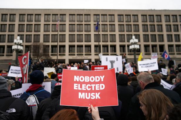 Protesters rally against DOGE in Washington Elon Musk provoziert: Kahlschlag an den US-Behörden