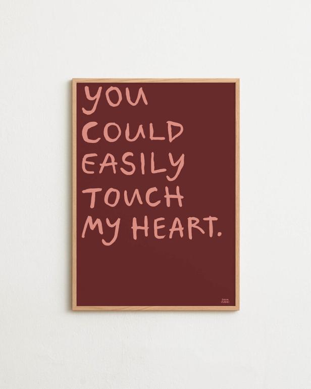 Ein gerahmtes Poster mit der Aufschrift „You could easily touch my heart.“.