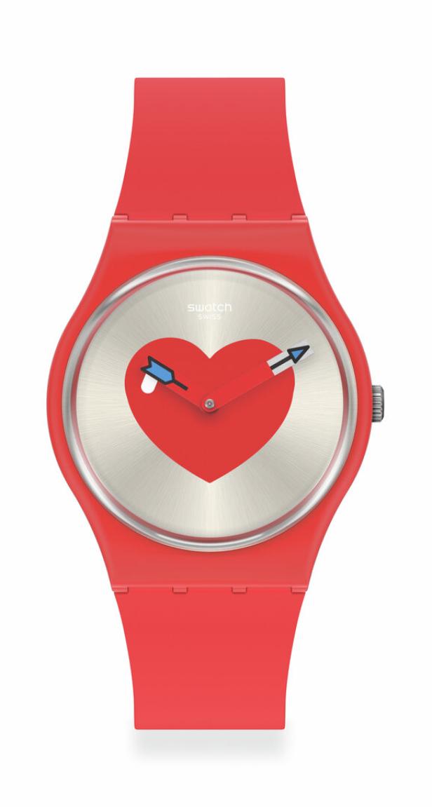 Eine rote Swatch-Uhr mit einem Herz auf dem Zifferblatt, durch das ein Pfeil geht.