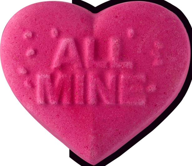 Ein rosafarbenes Süßigkeitenherz mit der Aufschrift „All Mine“.