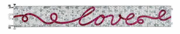 Ein Armband mit Diamanten und Rubinen, das das Wort „Love“ formt.