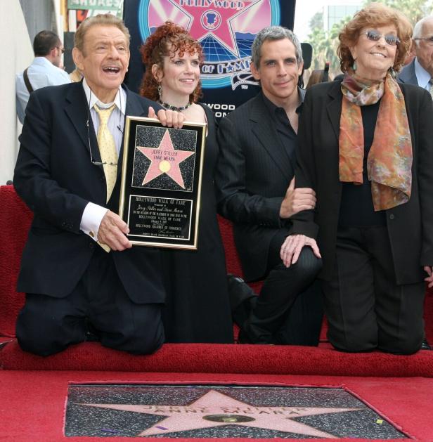 Jerry Stiller, Anne Meara und Ben Stiller bei der Enthüllung eines Sterns auf dem Hollywood Walk of Fame.