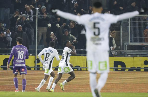 FUSSBALL: ADMIRAL BUNDESLIGA / 17. RUNDE: SK PUNTIGAMER STURM GRAZ - FK AUSTRIA WIEN Die Wiener Austria holt ein 2:2 im Liga-Hit bei Sturm Graz