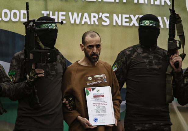 Hostages released amid Israel-Hamas truce in Deir al-Balah Wochen der Wahrheit in Nahost: Neue Verhandlungen starten inmitten angespannter Stimmung