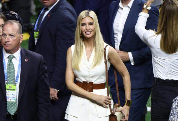 Ivanka Trump bei einer Veranstaltung, gekleidet in ein weißes Kleid mit braunem Gürtel.