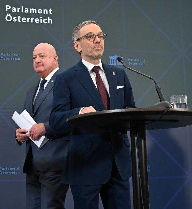 ÖVP-Chef Christian Stocker und FPÖ-Obmann Herbert Kickl bei einem Pressestatement im Rahmen der Koalitionsverhandlungen am 13. Jänner 2025