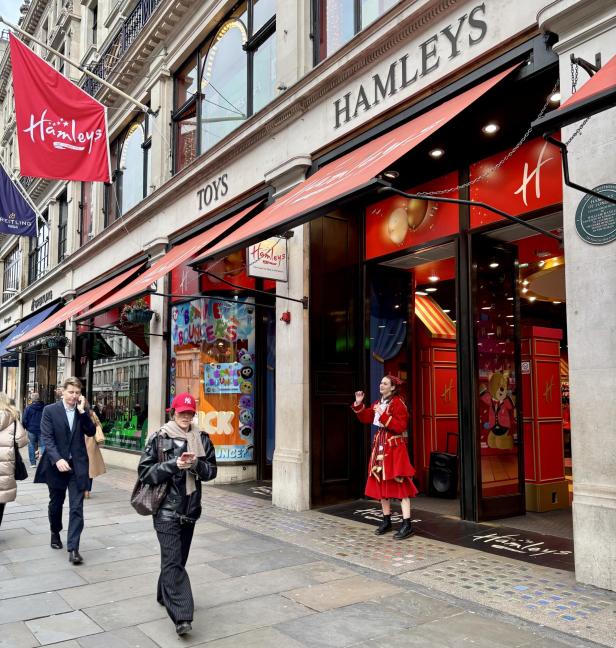 Seit 1760 verkauft Hamleys Spielzeug - damit ist es laut dem Guinnessbuch der Rekorde das älteste Spielzeuggeschäft der Welt.