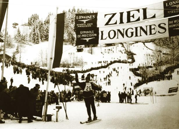 Ein Skifahrer überquert die Ziellinie bei einem von Longines gesponserten Rennen.