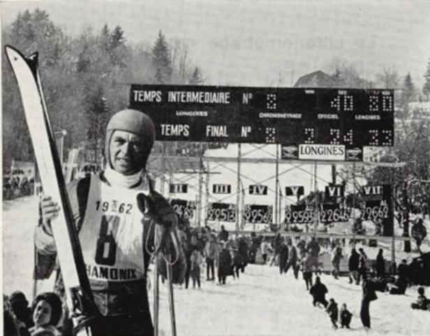 Ein Skirennläufer mit der Startnummer 6 bei einem Wettbewerb in Chamonix im Jahr 1962.