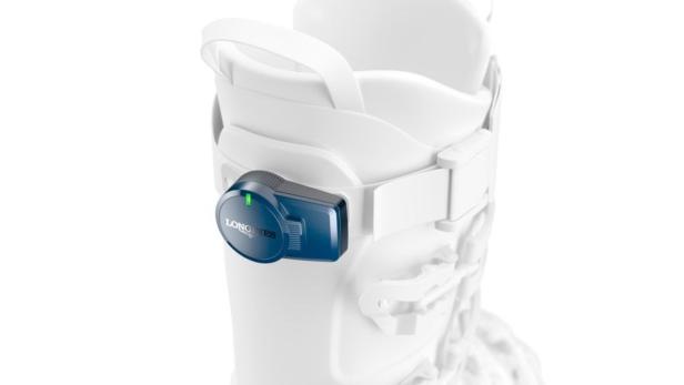 Ein Longines-Sensor ist an einem weißen Skischuh befestigt.