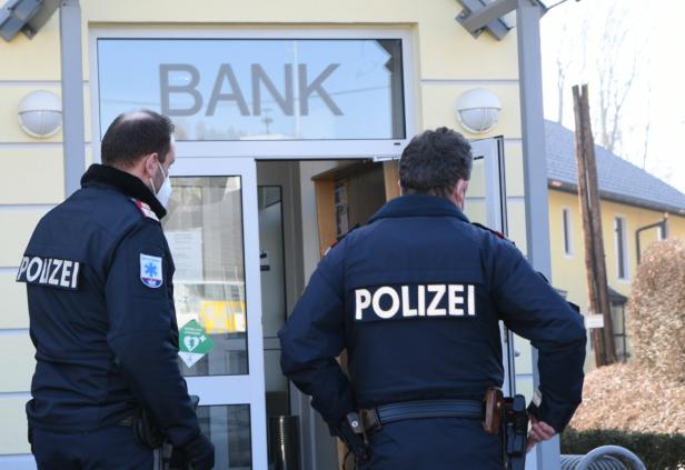 BANKÜBERFALL IM INNVIERTEL - TÄTER AUF DER FLUCHT Bankräuber drohte in Kärnten mit Bombe: Drei Jahre Haft