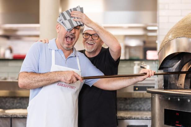 Das wichtigste bei der Pizza: Das Zubereiten muss Spaß machen. Damit hatten Leo Rath und DJ Ötzi eindeutig keine Probleme.