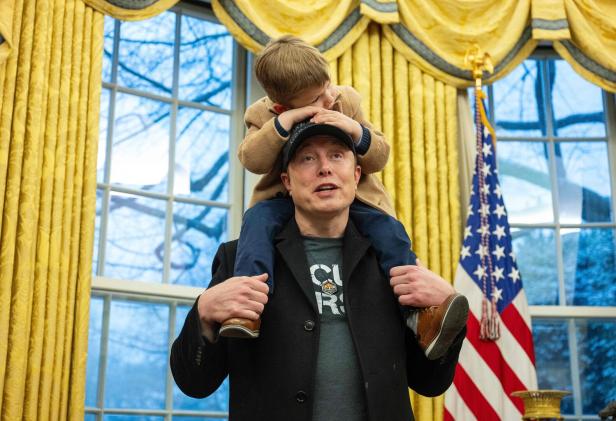 TOPSHOT-US-POLITICS-TRUMP In Nase gebohrt und Grimassen gezogen: Musk-Sohn (4) stahl auch Trump die Show