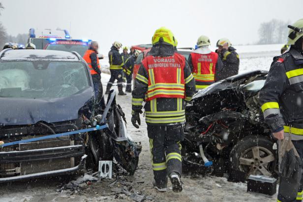Kollision im Waldviertel: Person in Fahrzeug eingeklemmt