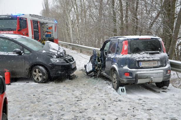 Kollision im Waldviertel: Person in Fahrzeug eingeklemmt