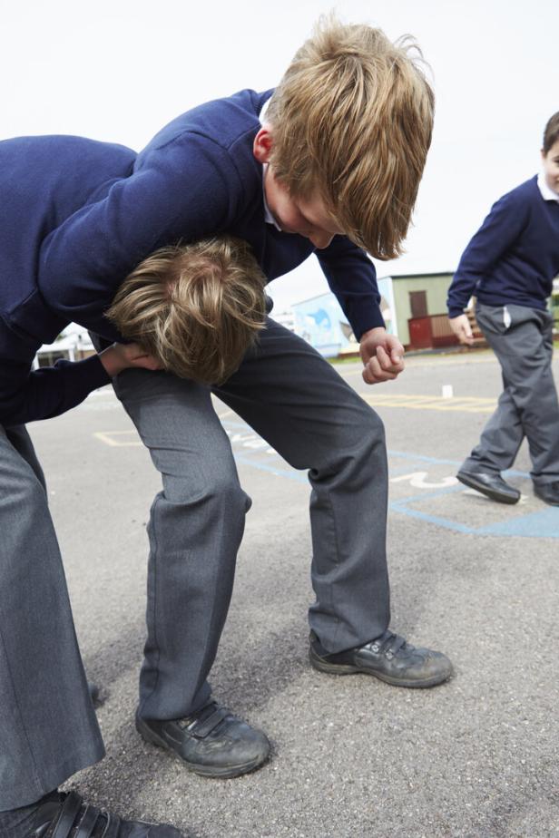 Two Boys Fighting In School Playground Kinder früher mit Gewalt konfrontiert: Schulprojekt in OÖ soll gegensteuern