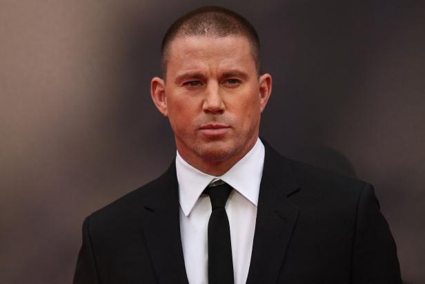 Ein Porträt von Channing Tatum in einem schwarzen Anzug mit Krawatte.