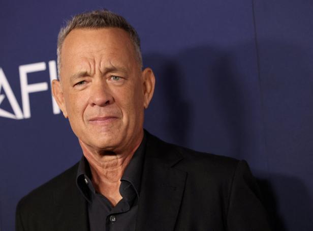 Porträt von Tom Hanks vor einem dunklen Hintergrund.