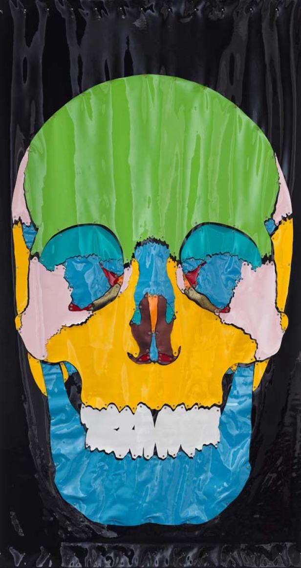 Ein bunter, abstrakter Totenkopf auf schwarzem Hintergrund.