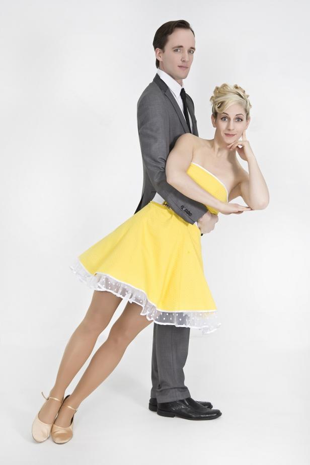 Blaschke Kokoskuppel-Werbelied - Interpreten Lady Sunshine & Mister Moon Ein Mann im Anzug umarmt eine Frau im gelben Kleid.
