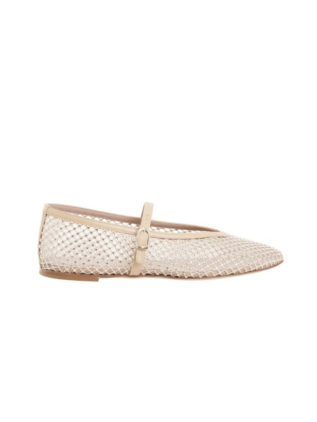 Ein beiger Ballerina-Schuh mit Riemen und Netzmuster.