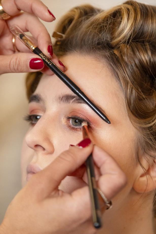 Eine Frau wird mit einem Lancôme-Eyeliner geschminkt.