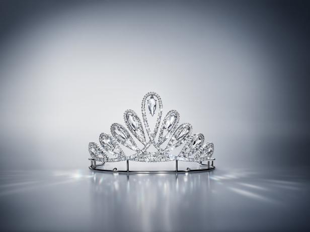 Eine funkelnde Tiara mit zahlreichen Kristallen auf einem silbernen Reif.