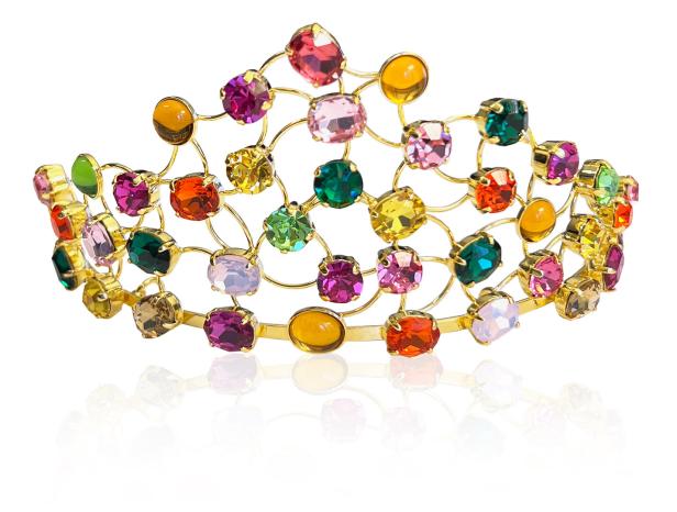 Ein goldenes Diadem, besetzt mit bunten Schmucksteinen, liegt auf einem weißen Untergrund.