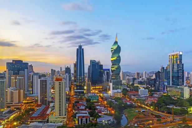 Die Skyline von Panama-Stadt mit dem markanten spiralförmigen F&F Tower im Abendlicht.