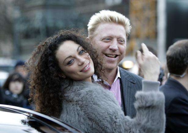 Boris Becker mit seiner Begleitung bei einer Veranstaltung.