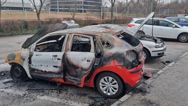 Rotes Auto im Totalschaden