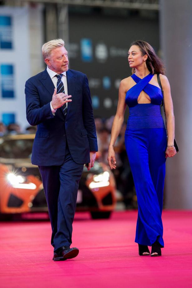 Boris Becker und Lilian de Carvalho Monteiro auf einem roten Teppich.