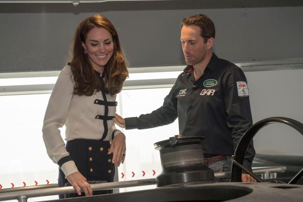 Kate Middleton und ein Mann auf einem Segelboot, der Mann berührt ihren Rücken.
