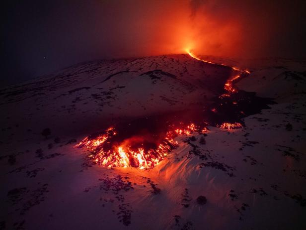 Ätna spuckt Lava: Touristen bringen sich wegen Selfies in Gefahr