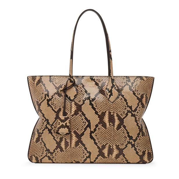 Eine Handtasche mit Schlangenmuster vor einem weißen Hintergrund.