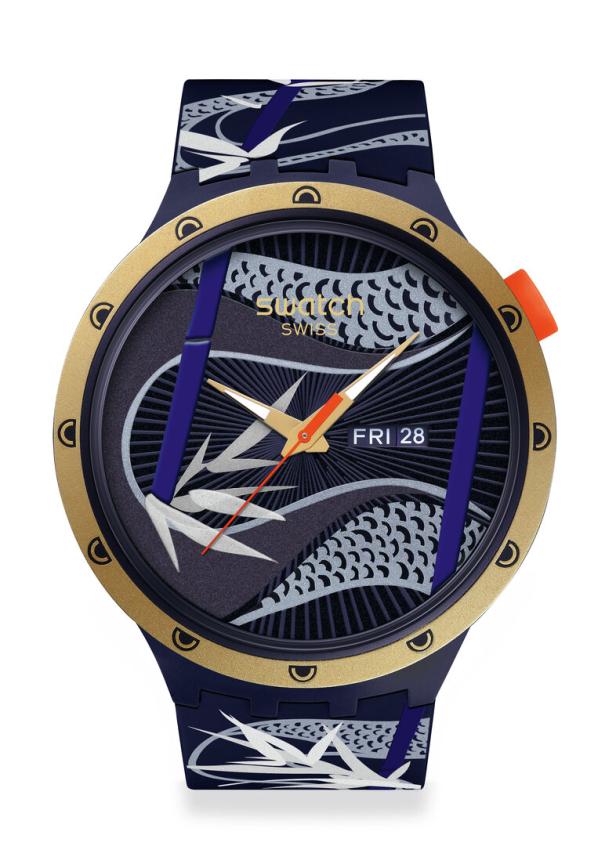 Eine Swatch-Uhr mit blauem Armband und goldenem Gehäuse zeigt Freitag, den 28. auf dem Zifferblatt.