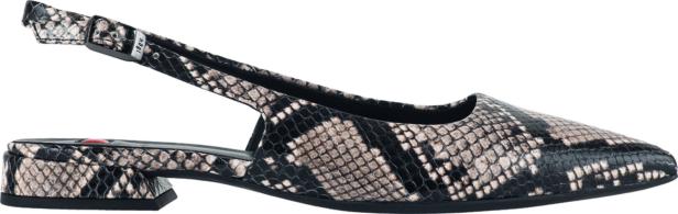 Ein Slingpumps mit Schlangenmuster und kleinem Absatz.